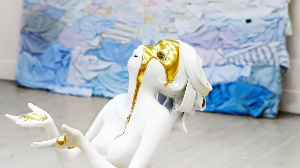 Utvald. Finske konstnären Kim Simonssons skulptur Chosen III, med flytande guld i händer och ansikte.