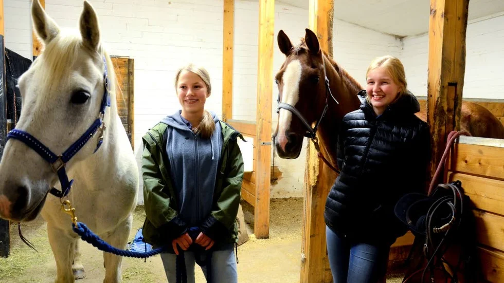 Prisade. Matilda Jägare Lindvall med hästen Casper  och Klara Jolanki med Red hot Chilii Pepper tog  medaljer SM i Westernridning i Skövde.