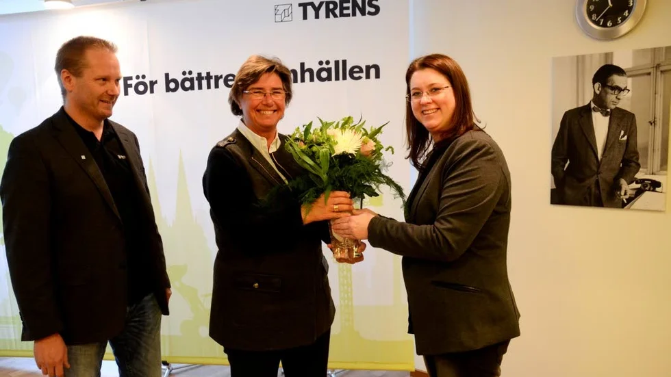 Invigning. Kalix kommunalråd Ellinor Söderlund överlämnat en blombukett till Tyréns VD Ulrika Francke. Till vänster avdelningschef i Östra Norrbotten Ingemar Harila.