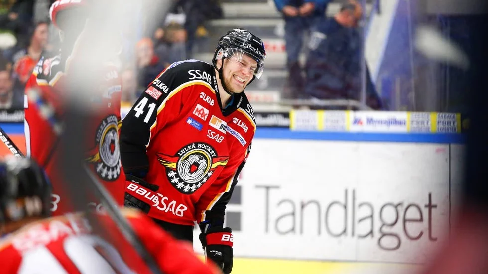 Jätten. Luleåbacken Ilari Melart har gjort avtryck i Luleå Hockey och vanligtvis är det motståndarna som grinar illa.