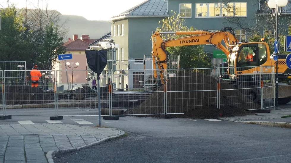 Avstängda vägar. En vattenläcka i korsningen Geologgatan/Föreningsgatan medför att delar av centrala Kiruna är avstängd för biltrafik.