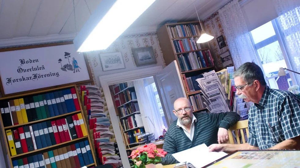 Går tillbaka i tiden. Leif Björklund och Tommy Fahlén i Boden Överluleå Forskarförenings lokaler i den anrika Råbäcksgården.