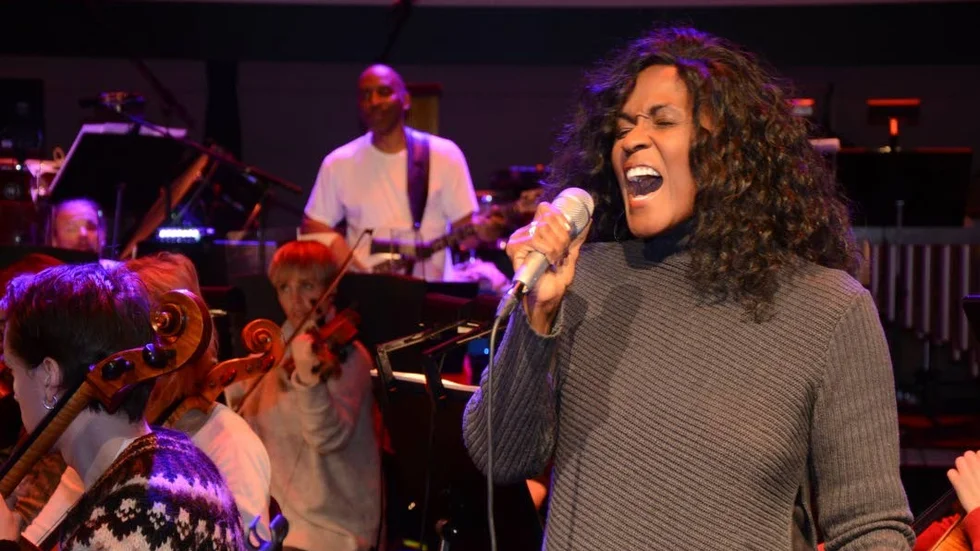 Världsartister. Sångerskan Josie James och legendariske basisten Byron Miller i bakgrunden i vit t-shirt. Josie James har sjungit med artister som Stevie Wonder, Michael Jackson och Earth Wind and Fire