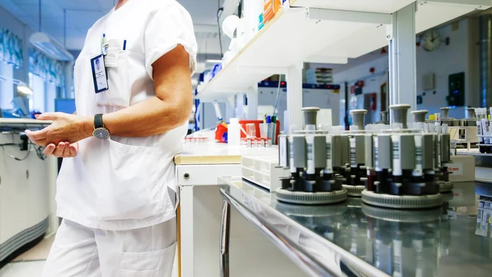 Bristyrke. Det råder en stor brist på biomedicinska analytiker i Norrbotten. Situationen är densamma i övriga landet. Nu försöker landstinget att locka pensionerad personal att stanna i yrket även efter pensionsåldern.