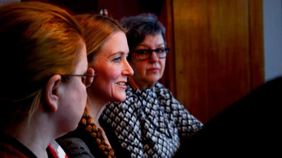 Norrbottenskoppling. Urpremiärerna i år är skrivna av svenska dramatiker. "Alla  förutom en har någon slags koppling till Norrbotten", säger Carina Henriksson, teaterchef (mitten).