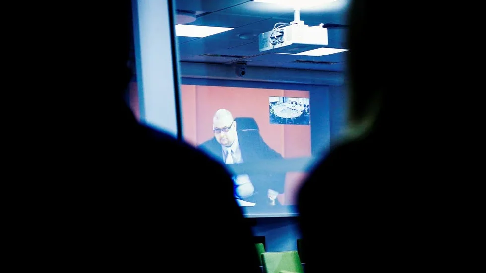 Hovrätten nästa. Niklas Lindgrens biträde, advokat Marko Tuhkanen, som på bilden syns på länk från hemlig ort tillsammans med sin klient, har tillsammans åklagaren överklagat den friande domen mot den misstänkta trion.