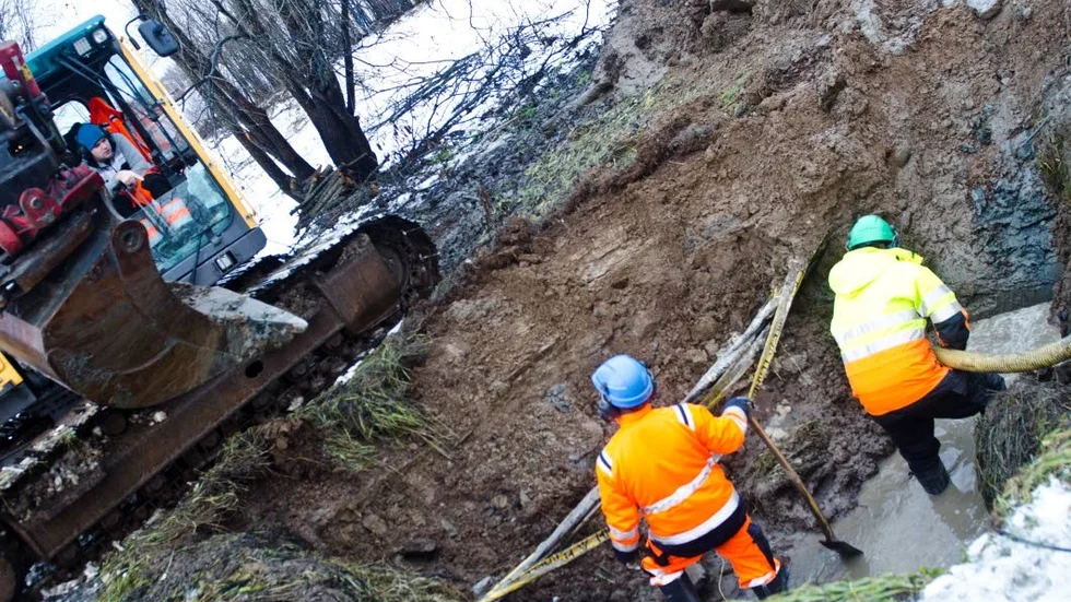 Trasigt rör. Läckan som i helgen stoppade vattenförsörjningen för stora delar av kommunen uppstod mellan Svartbyträsket och gamla Lulevägen.