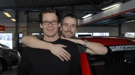 Lasse och Andreas Forsgren driver bilaffären Forsgrens bil i Abborrträsk. I helgen fick de motta priset som årets företagare av Företagarna i Arvidsjaur.