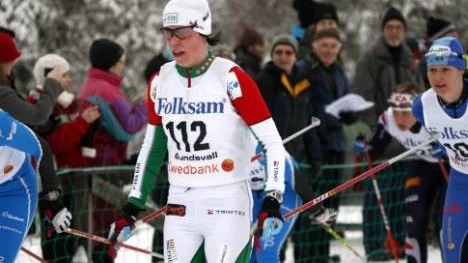 Lina Andersson ledde vid skidbytet - men sedan rasade hon ned till sjunde plats på den avslutande skejtsträckan.