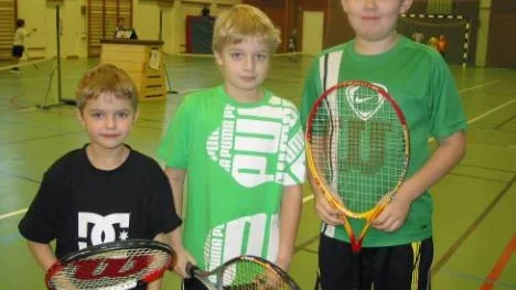 I yngsta pojkklassen tävlade från vänster bröderna Emil och Markus Johansson, Älvsby Tennisklubb, här tillsammans med klubbkamraten Joel Lindbäck. "Emil är nästan lika bra som jag fast han är yngre", berättade Markus stolt.