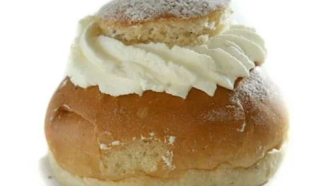 Nu är semlor till salu ibland direkt efter jul- Till fettisdag är det ett måste, men mot slutet på fastan finns inga att köpa.