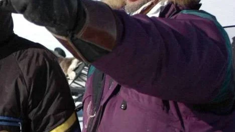 Jan Thorfve i Adolfström tycker att skoteråkarna lever farligt då de inte följer de leder han markerar på Laisälven.