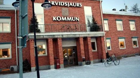 Regeringens icke-politik vad gäller kommunernas ekonomi i kristid drabbar hårt. Istället för agera sitter man still och hoppas på att vinden vänder, men det lär dröja. Allt medan kommunerna får det allt svårare att klara välfärden.