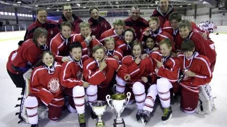 Piteås röda lag som vann Skoogs Cup. Längst bak ledarna Ulf Wikgren, Mats Lundström, Patrik Magnusson, Johan Tordhall, Craig Fletcher. Spelarna, stående: Jesper Lindqvist, Jonathan Tordhall, Markus Berglund, Robert Lidström, Elias Wiklund, Max Fletcher, Zakarias Lindahl, Arvid Lundström, Anton Bergman, Melker Wiklund. Främre raden: Pontus Westbom, Erik Wikgren, Markus Magnusson, Markus Renberg, Björn Landin och Niklas Åsten.