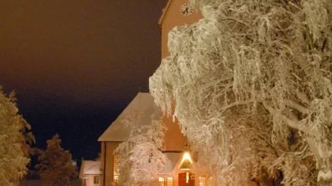 De yttre förutsättningarna för ett lyckat luciafirande fanns. Titta bara på bilden. Även luciafirandet inne i Arjeplogs kyrka höll hög klass. En minnesvärd årgång.