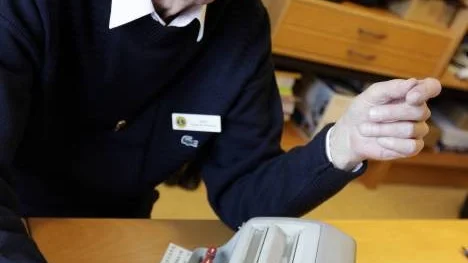 Sune W Perssons handvevade FACIT räknesnurra är en av få saker på Nolia denna lördag som inte är till salu. "Den har jag räknat med i alla år" säger han.
