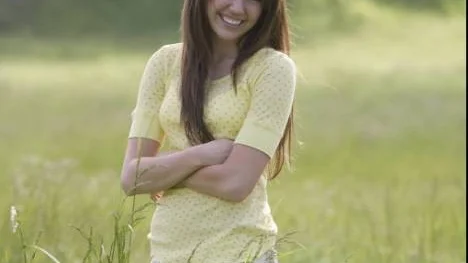 Miley Cyrus, 16, spelar dubbelrollen som Miley Stewart och rockstjärnan Hannah Montana i filmen med den senares namn.