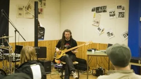 Peter Uvén gav  basisttips till ungdomarna som sökt sig till måndagskvällens Rock-clinic på ungdomsgården Galaxen i Arvidsjaur.