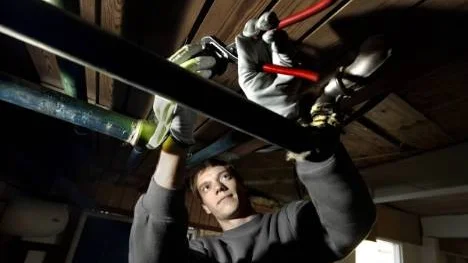 Anders Lundgren har bytt arbetsgivare. Nej, inte på vardagarna då han jobbar kvar som rörmokare på Ivab. Men på kvällar och helger har han bytt Infjärdens gula tröja mot Piteås röda. Och "Göken" som han kallas blir en nyckelspelare i PIF:s lagbygge.