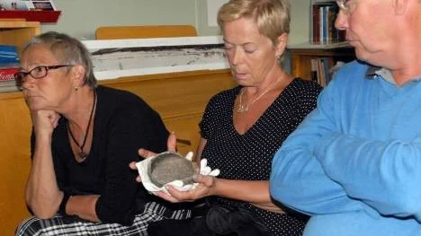Birgitta Demander kollar in fynd som gjorts i Jäckviksområdet. Till vänster Lilly Ann Jädeby och till höger Roger Seger.