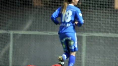 Det blev en omtumlande helg för Piteå IF:s mittback Emelie Lövgren som här fått bita i gräset. Först förlust i EM-finalen mot England, och sen 1-5 borta mot Linköping i damallsvenskan. Den som sänkte Piteå var Kosovare Asllani som gjorde tre mål inom loppet av fem minuter och 40 sekunder. Sen gjorde hon även 5-0-målet...                                                                                                                                  F