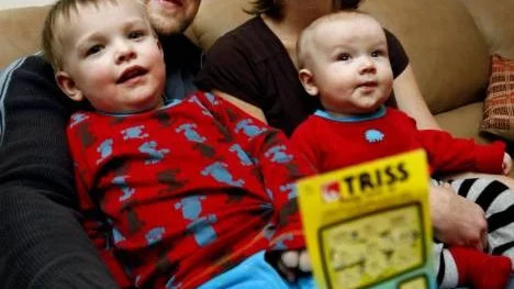 Stefan Norberg och Susan Sandberg vann 100 000 kronor. Barnen Noel och Neo firar också.