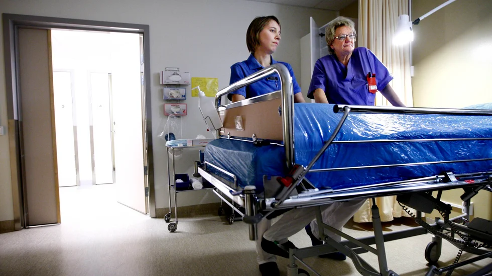 Undersköterskorna Lena Olsson och Eva Boström, ortopeden i Piteå, befarar att patienterna kommer att drabbas hårt om, eller snarare när, landstinget säger upp vårdpersonal.  FOTO: Jens Ökvist