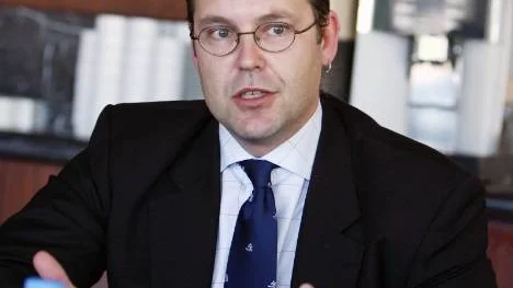 Finansminister Anders Borg ser på medan arbetslöshetskrisen fördjupas. När ekonomin gick på högvarv gick också regeringen på högvarv. Nu vid nedgång och kris saknar man det politiska handlaget.
