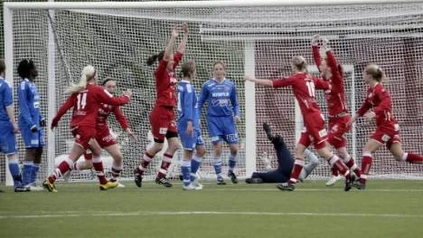 Linnea Nilsson-Waara, i mitten, jublar över sitt avgörande mål i cupmatchen mot Sunnanå. Linnea kom in i slutet av ordinarie matchtid och gjorde segermålet redan i första minuten av förlängningen.