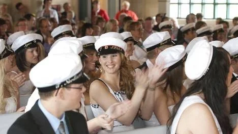 Skolavslutningsglädje. Gabriella Lundmark, Arvidsjaur, är en av de som tog studenten i går.
