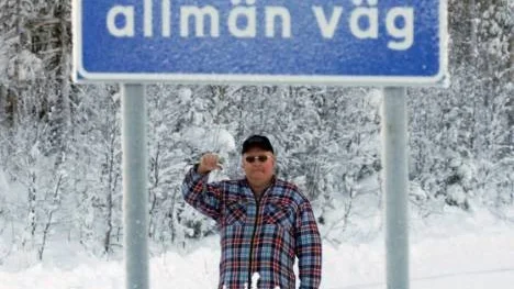 Sven Sundgren gör tummen ned för stängningen av Skeutvägen.