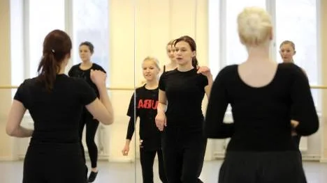 Rimpparemmi hade både föreställning och workshop i Piteå i går. Här instruerar Saara Mikkola niondeklassare vid Christinaskolan i karelsk folkdans.