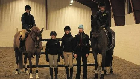 Fem av Piteå Ridklubbs åtta ryttare som ingår i elitlaget. Från vänster: Emmy Hellgren på hästen Corsa, Louise Pettersson, Johanna Sandberg, Linda Marklund, Joanna Munther på hästen My way. Saknas på bilden gör: Marie Viklund, Erica Sjöström, Julia Lundgren.