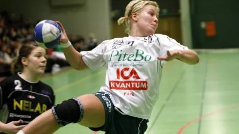 Malin Lundström, handbollstvåans skyttekung, hade en mycket lyckad lördag när Strömnäs GIF spelade borta mot Sikeå. Strömnäs vann med klara 31-21, och Malin svarade för 16 av målen. I och med segern kom Strömnäs ännu närmare serieseger. (Arkivbild)