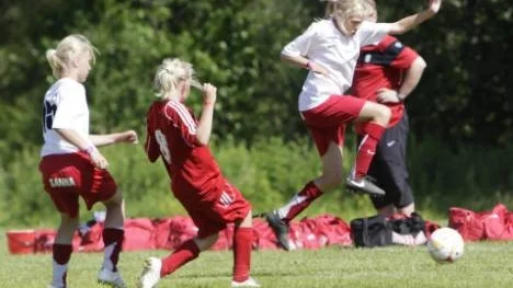 I matchen om tredjepris blev det förlust med 0-2 för Piteå IF:s flickor-96 som mötte Håbo FF.På bilden i vita tröjor, PIF-spelarna Sanna Brändström (till vänster) och Emma Olofsson.