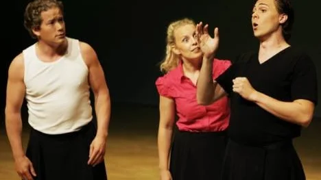 Den som spar han har, sjöng Operaimprovisatörerna som i år fyller två år.