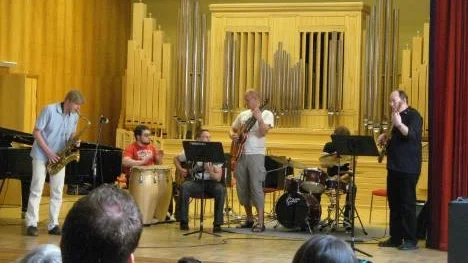 Klassiskt och jazz under lunchkonserten. Från vänster: Lars Gulliksson (flöjt o sax), Paulo Castro Murga (slagverk), Mikael Isaksson, Joachim Toft, (båda gitarr), Hampus Larsson (trummor) och Jeff Andrews (bas).
