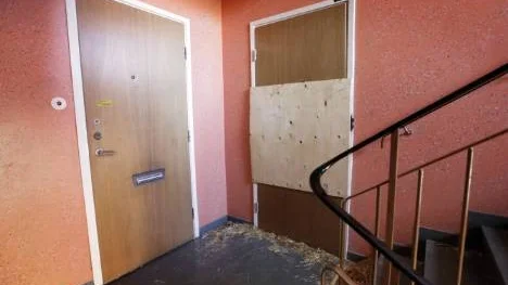 Bilden talar sitt tydliga språk om valborgshelgens dramatiska händelser i hyreshuset på Klubbgärdet. Männen slog sig in genom dörren med en yxa.
