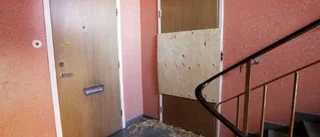 Yxbeväpnade män attackerade polisen