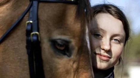 Astrid Hedman, Piteå Ridklubb, hoppas att Benzon håller sig i skinnet i helgens stora dressyrtävling. I så fall finns chansen att hon kvalar in till junior-SM som avgörs i Eskilstuna 13-14 juni.