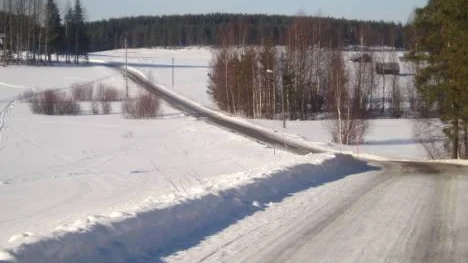 Vårsolen sken i Svensbyn och grusvägen har börjat tina fram. På sina håll kommer det att märkas genom mjukt underlag och tjälskador.