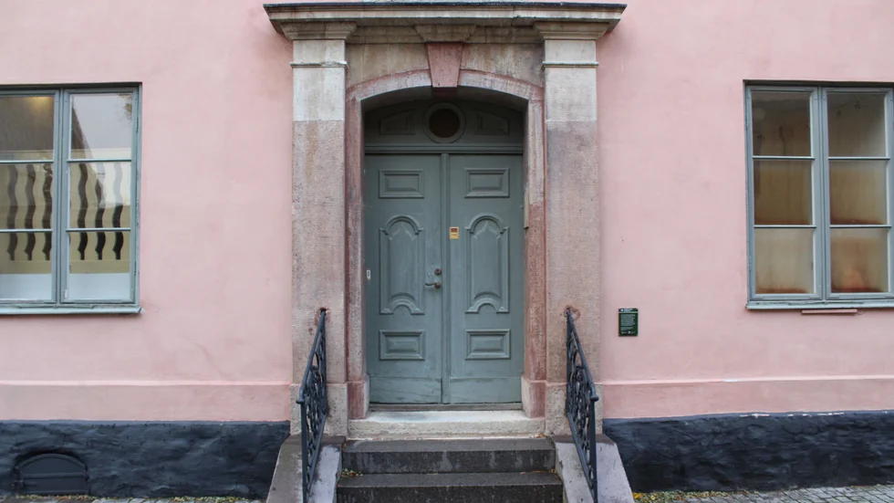 Cederflychtska fattighuset, på Hospitalsgatan tillhör numera Svenska Kyrkan. Huset är uppkallat efter Anna Cederflycht, en förmögen kvinna som levde på 1700-talet. Det fungerade först som fattighus och äldreboende. Nu används huset av södra Tjusts pastorat som expedition, kontor och mötesrum.