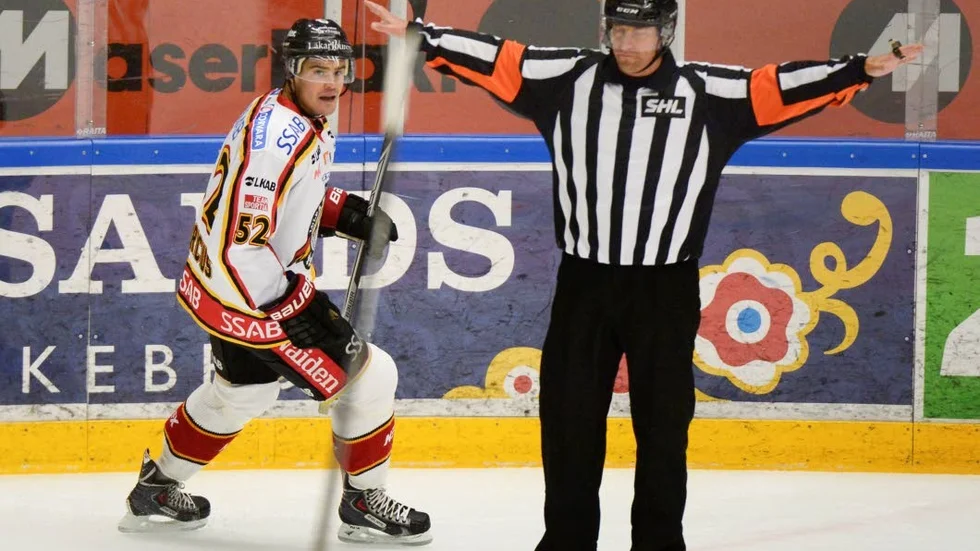 Inledde. Karl Fabricius gjorde ett mål och fick ett bortdömt för hög klubba.