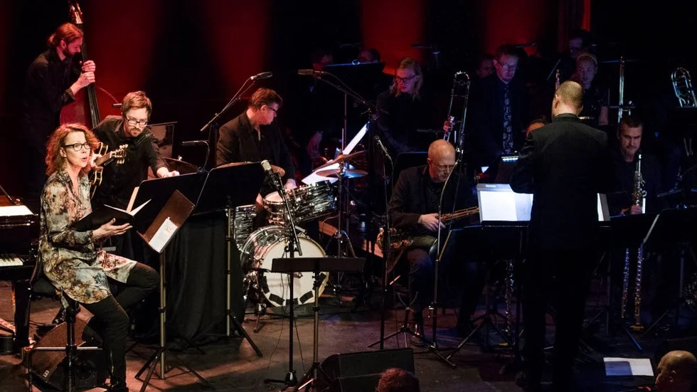Nyskapande samarbete. Norrbotten Big Band har gjort det igen, menar Kurirens recensent Anders Lundkvist som lovprisar storbandets nyskapande samarbeten. Denna konsert där Tove Alsterdals text och Torbjöns Ömalms musik möter storbandet.