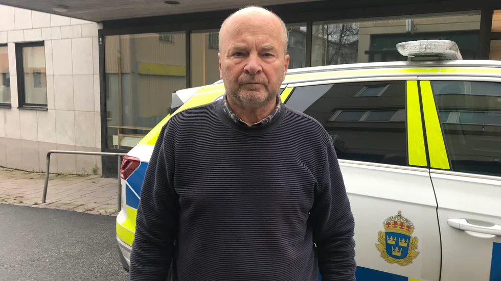 Ulf Stadig är fortfarande skakad efter att han blev jagad av en älgko och hennes kalv. "Det är många som går i skogen, någon måste göra något åt älgen då den är hotfull", säger han.