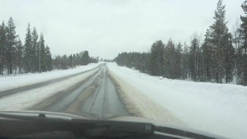 Snödikning på E10:an skapar problem för trafikanter.