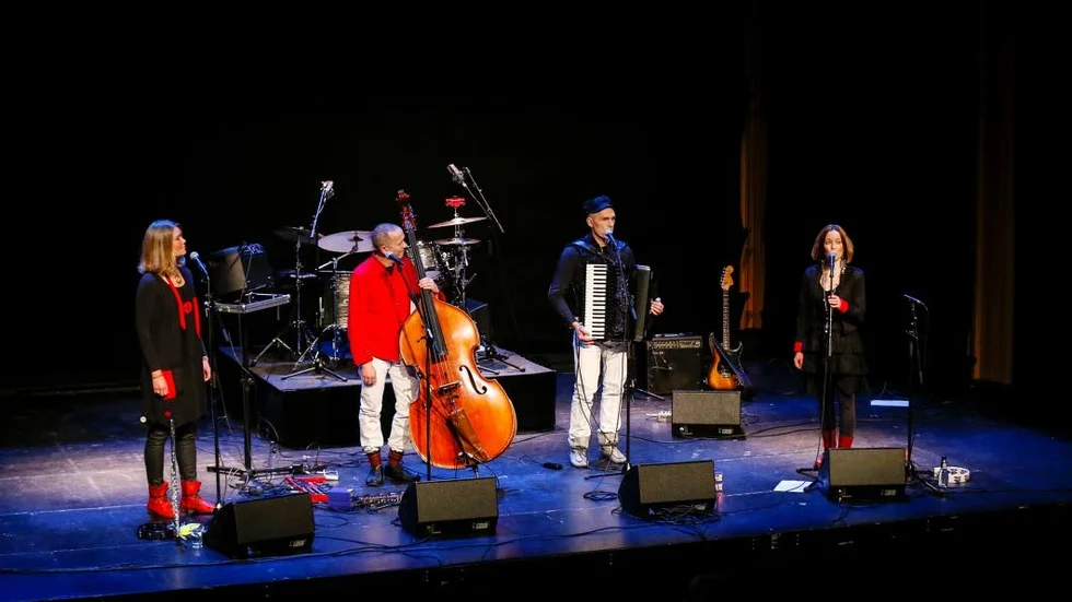 Folk- och världsmusikgruppen Jord. Johanna Lindgren, Erling Fredriksson, Jan Johansson och Susanne Rantatalo.