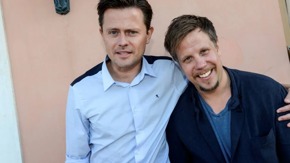Filip Hammar och hans kollega Fredrik Wikingsson både observerar och deltar när det somaliska bandylandslaget tar sina första stapplande skär (på rullskridskor) i ett somrigt Borlänge.