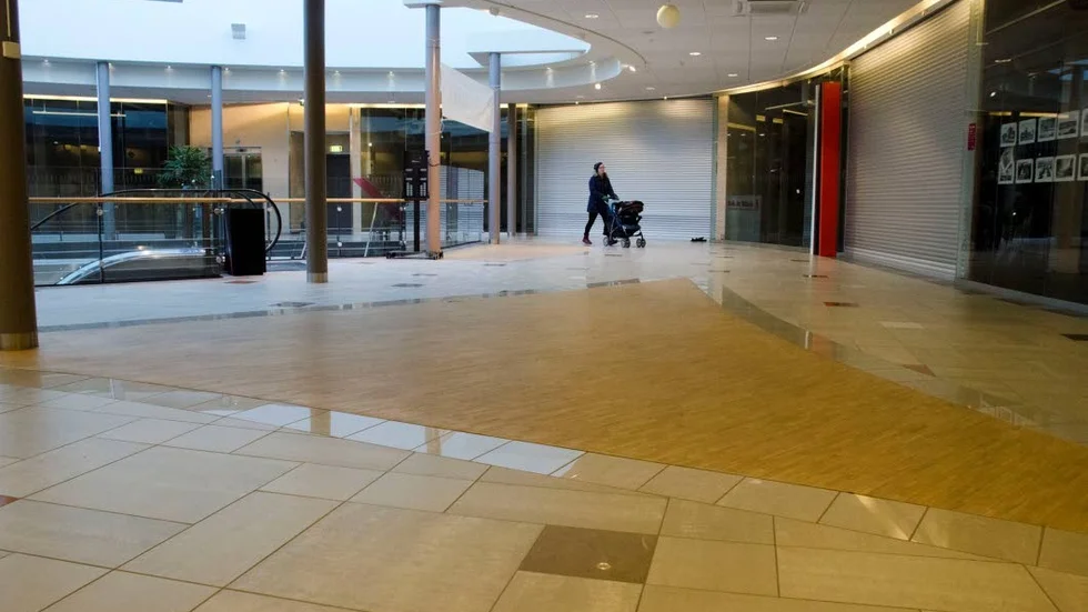 På övervåningen i gallerian är bara en butik öppen, resten av lokalerna gapar tomma.