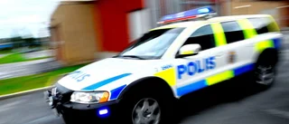 Försökte köra på polisbil
